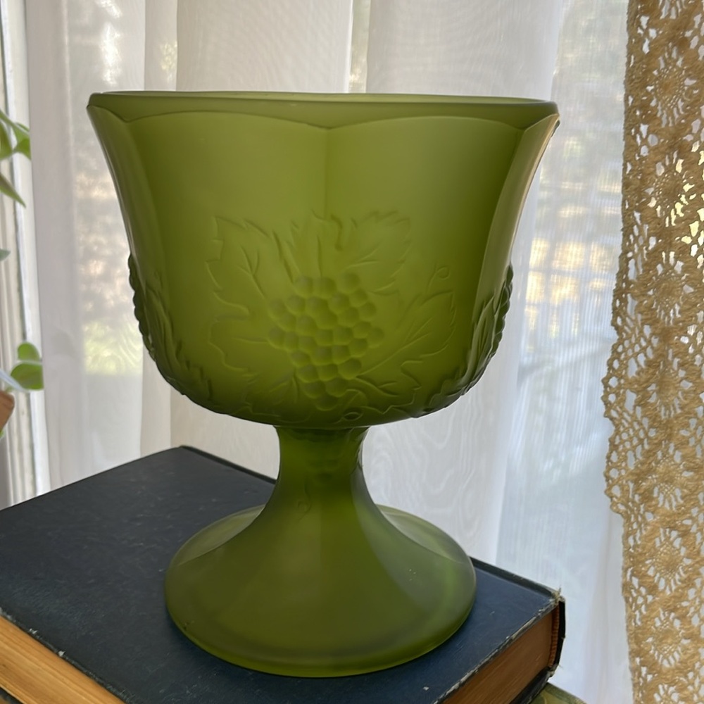 Vintage Indiana Glass Satin Green Harvest Grape Pattern Compote Candy Dish‎
